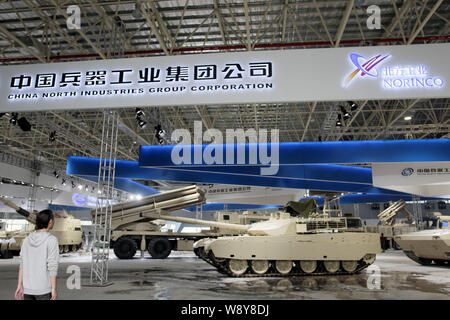 Un carro armato principale 3000 (VT-4), noto anche come MBT3000 (VT-4), è visto in esposizione presso lo stand di China North Industries Corporation Gruppo (NORINCO) in Foto Stock