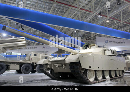 Un carro armato principale 3000 (VT-4), noto anche come MBT3000 (VT-4), è visto in esposizione presso lo stand di China North Industries Corporation Gruppo (NORINCO) in Foto Stock