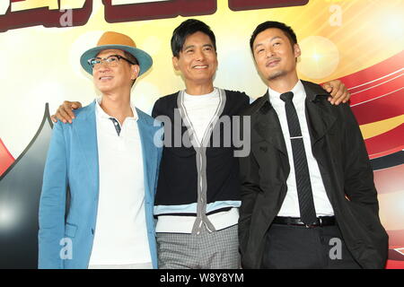 (Da sinistra) Hong Kong attori Nick Cheung, Chow Yun-fat e Shawn Yue pongono nel corso di una cerimonia le riprese per il loro filmato, da Las Vegas a Macao 2, in Hong K Foto Stock