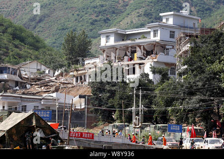 Vista del danneggiato edifici di appartamenti e i detriti di case crollate dopo la 6,5-terremoto di magnitudine nel villaggio di Longquan, Longtoushan town, Ludia Foto Stock