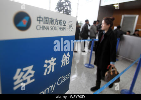 --FILE--i passeggeri in coda per il check-in presso il contatore di China Southern Airlines presso l'Aeroporto Internazionale di Pudong di Shanghai, Cina, 24 febbraio Foto Stock