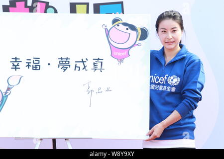 Chinese Olympic Champion diving Guo Jingjing pone in corrispondenza di un evento di beneficenza per la Hong Kong Comitato per il Fondo delle Nazioni Unite per l'Infanzia (UNICEF) in Ho Foto Stock