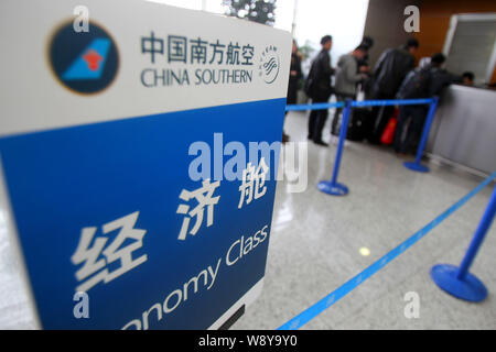 --FILE--i passeggeri in coda per il check-in presso il contatore di China Southern Airlines presso l'Aeroporto Internazionale di Pudong di Shanghai, Cina, 24 febbraio Foto Stock