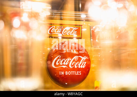 Bangkok, Tailandia - 12 agosto 2019: vari tipo di segnaletica vintage della Coca Cola collezione nel Museo della Coca Cola in Baan Bangkhen Bangkok, Tailandia Foto Stock