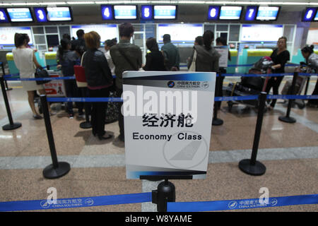 --FILE--i passeggeri in coda per il check-in presso il contatore di China Southern Airlines a Harbin Taiping International Airport nella città di Harbin, nord Chinas Foto Stock