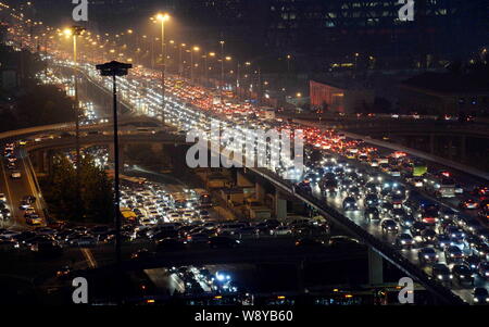 Vista notturna di autostrade e strade affollate dalle masse dei veicoli durante un inceppamento di traffico al CBD (Central Business District) sul mondo Car-Free giorno in essere Foto Stock