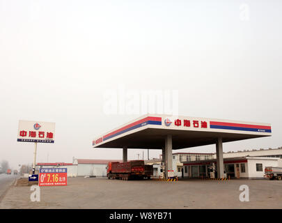 --FILE--Vista di una stazione di rifornimento di CNOOC (China National Offshore Oil Corporation) in Anyang City, porcellane centrale provincia di Henan, 9 gennaio 2013. Il Foto Stock