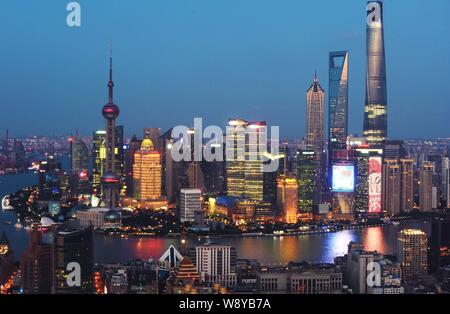 Vista notturna di Puxi, Fiume Huangpu e il Quartiere Finanziario di Lujiazui con la Oriental Pearl TV Tower, il secondo più alto, la Shanghai Tower sotto const Foto Stock