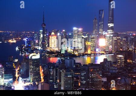 Vista notturna di Puxi, Fiume Huangpu e il Quartiere Finanziario di Lujiazui con la Oriental Pearl TV Tower, il secondo più alto, la Shanghai Tower sotto const Foto Stock