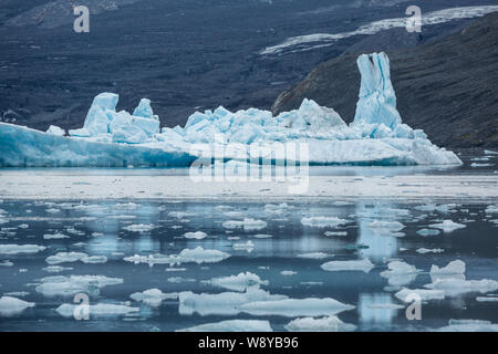 In Prince William Sound vicino a Valdez, Alaska, un iceberg partorito dal Columbia Glacier galleggianti nell'oceano. Un alto pinnacolo del bianco ghiaccio stand Foto Stock