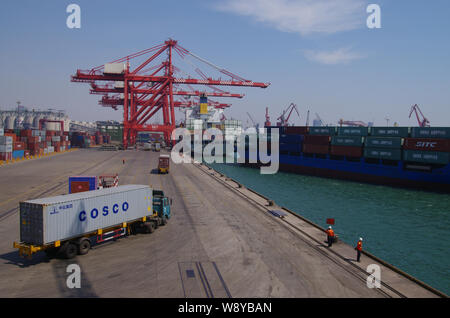 --FILE -- un carrello che trasporta un contenitore di COSCO su una banchina del porto di Rizhao nella città di Rizhao, est Chinas provincia di Shandong, 3 maggio 2014. La testa Foto Stock