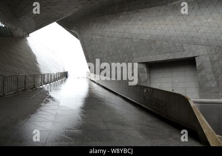 Vista interna del Guangzhou Opera House nella città di Guangzhou, sud Chinas nella provincia di Guangdong, 26 aprile 2014. Un teatro nel sud della città cinese Foto Stock