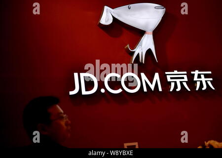 --FILE--un visitatore viene visto allo stand di shopping on line sito JD.com, precedentemente chiamato jingdong.com o 360buy.com, durante il primo mondo Internet Con Foto Stock