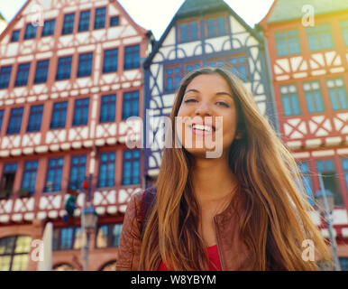 Sorridente donna Turistica in Piazza Romerberg, Francoforte, Germania Foto Stock