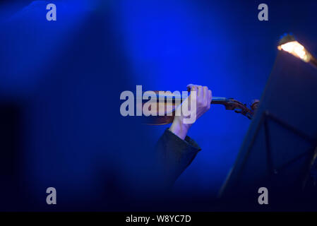 Dettaglio del musicista giocando a mano sul violino Foto Stock