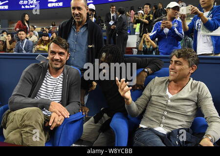 Il calcio italiano star Paolo Maldini, sinistra e altre stelle frequentare il terzo round match di uomini singoli tra Novak Djokovic di Serbia e Mikh Foto Stock