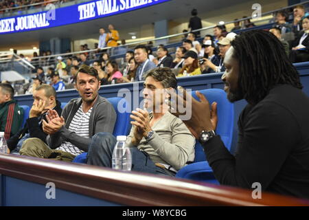 Il calcio italiano star Paolo Maldini, centro e altre stelle frequentare il terzo round match di uomini singoli tra Novak Djokovic di Serbia e mi Foto Stock