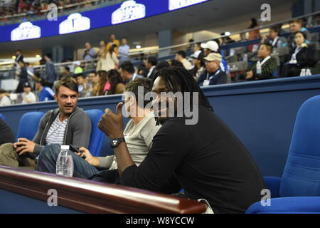 Il calcio italiano star Paolo Maldini, sinistra e altre stelle frequentare il terzo round match di uomini singoli tra Novak Djokovic di Serbia e Mikh Foto Stock