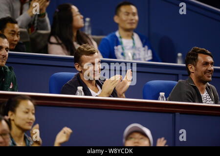 Il calcio italiano star Paolo Maldini, destra e ucraino football star Andriy Shevchenko, centro, guarda il terzo round match di uomini singoli essere Foto Stock