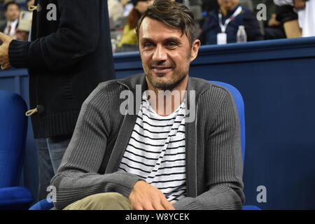 Il calcio italiano star Paolo Maldini frequenta il terzo round match di uomini singoli tra Novak Djokovic di Serbia e Mikhail Kukushkin di Kazak Foto Stock