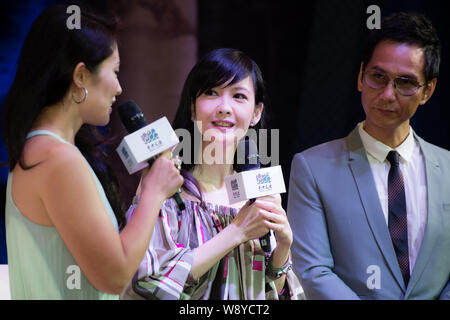 Hong Kong attrice Vivian Chow, (C), si prepara a parlare durante una cerimonia di apertura per un'arte centro commerciale nella città di Guangzhou, sud Chinas Guangdong p Foto Stock