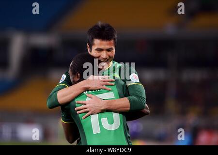 Maduabuchi Peter Utaka di porcellane Guoan Pechino, anteriore, celebra con il suo compagno di squadra Shao Jiayi dopo un goal contro di Australias costa centrale M Foto Stock