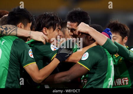 Maduabuchi Peter Utaka di porcellane Guoan Pechino, anteriore destra, celebra con i suoi compagni di squadra dopo un goal contro di Australias Costa Centrale Marin Foto Stock