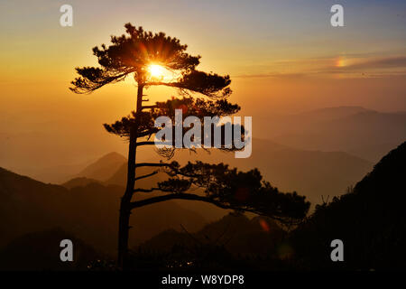 Paesaggio di montagna del Parco nazionale del monte Sanqingshan in Shangrao city east Chinas provincia di Jiangxi, 21 novembre 2013. Foto Stock