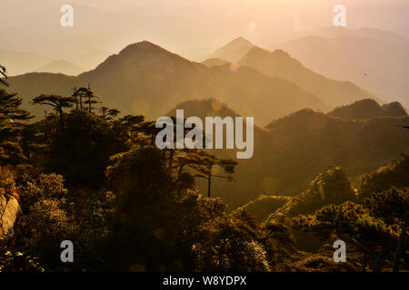 Paesaggio di montagna del Parco nazionale del monte Sanqingshan in Shangrao city east Chinas provincia di Jiangxi, 21 novembre 2013. Foto Stock