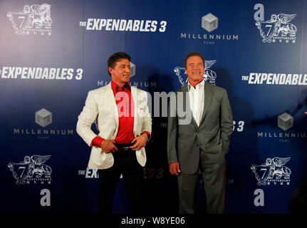 Attori americani Sylvester Stallone, sinistra e Arnold Schwarzenegger pongono alla premiere del loro film, le parti soggette a usura 3, Macau, Cina, 22 agosto Foto Stock