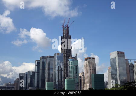 Vista del Ping Un Centro finanziario internazionale (IFC) Torre in costruzione, più alti e altri grattacieli e edifici ad alta a Shenzhen ci Foto Stock
