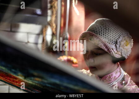 Il 35-anno-vecchio Yang Xiaoting cuciture sul suo lavoro di ricamo presso il suo studio di ricamo nella città di Wuhan, Cina centrale della provincia di Hubei, 2 luglio 2014. Yang Foto Stock