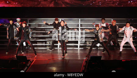 Membri del sud coreano gruppo boy B.A.P eseguire durante il loro concerto a Taipei, Taiwan, 18 maggio 2014. Foto Stock