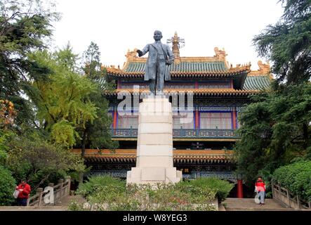 --FILE--Vista della statua di Dr. Sun Yat-sen, primo presidente e fondatore della Repubblica di Cina presso il Sun Yat-sens Mausoleo di Nanchino Foto Stock