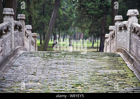 Vista del ponte Bishui nel Tempio di Confucio nella città di Qufu, est Chinas provincia dello Shandong. Foto Stock