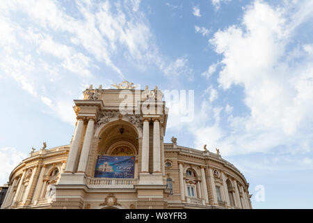 Ucraina Odessa, 11 giugno 2019. Basso angolo di visione nella parte anteriore del national academic opera edificio durante una giornata di sole Foto Stock