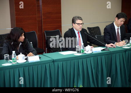 Texas Governor Rick Perry, centro, parla nel corso di una riunione con Zhang Xiangchen, invisibili, assistente del ministro del Commercio cinese a Pechino, Cina, 9 Foto Stock