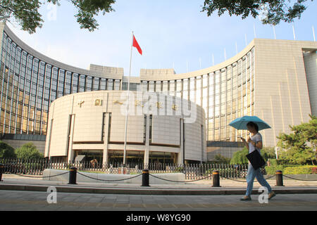 --FILE--A passeggiate a piedi passato la sede e sede della Banca Popolare di Cina (PBOC), la Cina della banca centrale di Pechino, Cina, 9 settembre Foto Stock