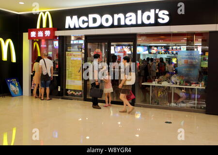 --FILE--i clienti che entrano in un McDonald's un fast food Ristorante nella città di Fuzhou, sudest Chinas provincia del Fujian, 22 giugno 2014. McDonald's Corp. è enlisti Foto Stock