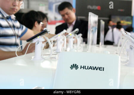 --FILE--i visitatori di provare gli smartphone Huawei durante la terza Asia Mobile Expo (MAE) in Cina a Shanghai, 11 giugno 2014. Huawei ha lanciato quattro nuovo prodotto Foto Stock