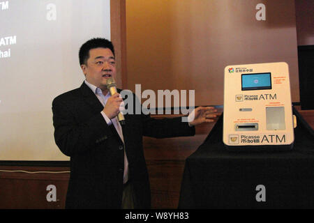 Bobby Lee, CEO di BTC Cina, parla a un evento di lancio per Chinas primo BitCoin ATM in Cina a Shanghai, 15 aprile 2014. Una società cinese ha lanciato Chi Foto Stock