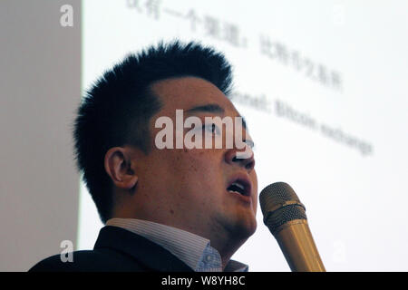 Bobby Lee, CEO di BTC Cina, parla a un evento di lancio per Chinas primo BitCoin ATM in Cina a Shanghai, 15 aprile 2014. Una società cinese ha lanciato Chi Foto Stock