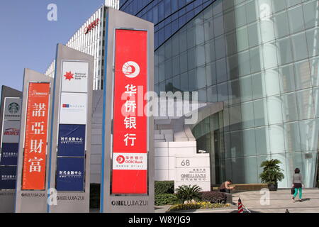 --FILE--cartelli di OCBC (Oversea-Chinese Banking Corp Ltd) Banca e di altre società sono illustrati nel Quartiere Finanziario di Lujiazui Pudong in, Sha Foto Stock