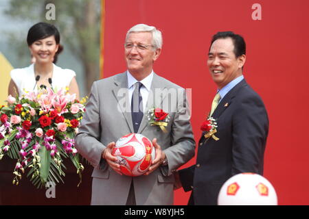 --FILE--Marcello Lippi, centro head coach di Guangzhou Evergrande FC, pone con Cai Zhenhua, vecchi cinesi ping-pong player, vice direttore di Foto Stock