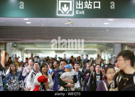 Passeggeri cinesi che il ritorno al lavoro dal giorno di maggio holiday lasciare il Hangzhou Stazione Ferroviaria di Hangzhou, est Chinas nella provincia di Zhejiang, 3 M Foto Stock