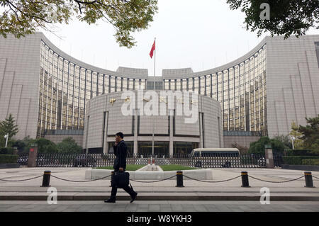 --FILE--A passeggiate a piedi passato la sede e sede della Banca Popolare di Cina (PBOC), la Cina della banca centrale di Pechino, Cina, 31 ott Foto Stock