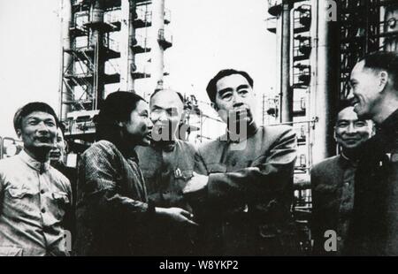 Questa immagine mostra una foto di Zhou Enlai, la terza a destra, primo Premier della Cina, durante la sua ispezione presso una raffineria a Lanzhou city, Northwest Chinas Foto Stock