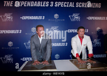 Attori americani Arnold Schwarzenegger, sinistra e Sylvester Stallone lasciare loro handprints alla premiere del loro film, le parti soggette a usura 3, a Macau Foto Stock