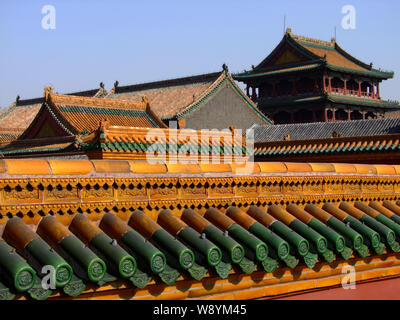 Vista dei tetti dei palazzi in Mukden Palace, noto anche come il Palazzo Imperiale di Shenyang, nella città di Shenyang, nordest Chinas provincia di Liaoning, 15 Oc Foto Stock