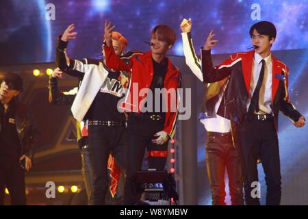 Hong Kong Cina. 11 Ago, 2019. EXO tenuto un concerto in Asia World-Expo a Hong Kong in Cina il 11 agosto, 2019.(foto di TPG) Credito: TopPhoto/Alamy Live News Foto Stock